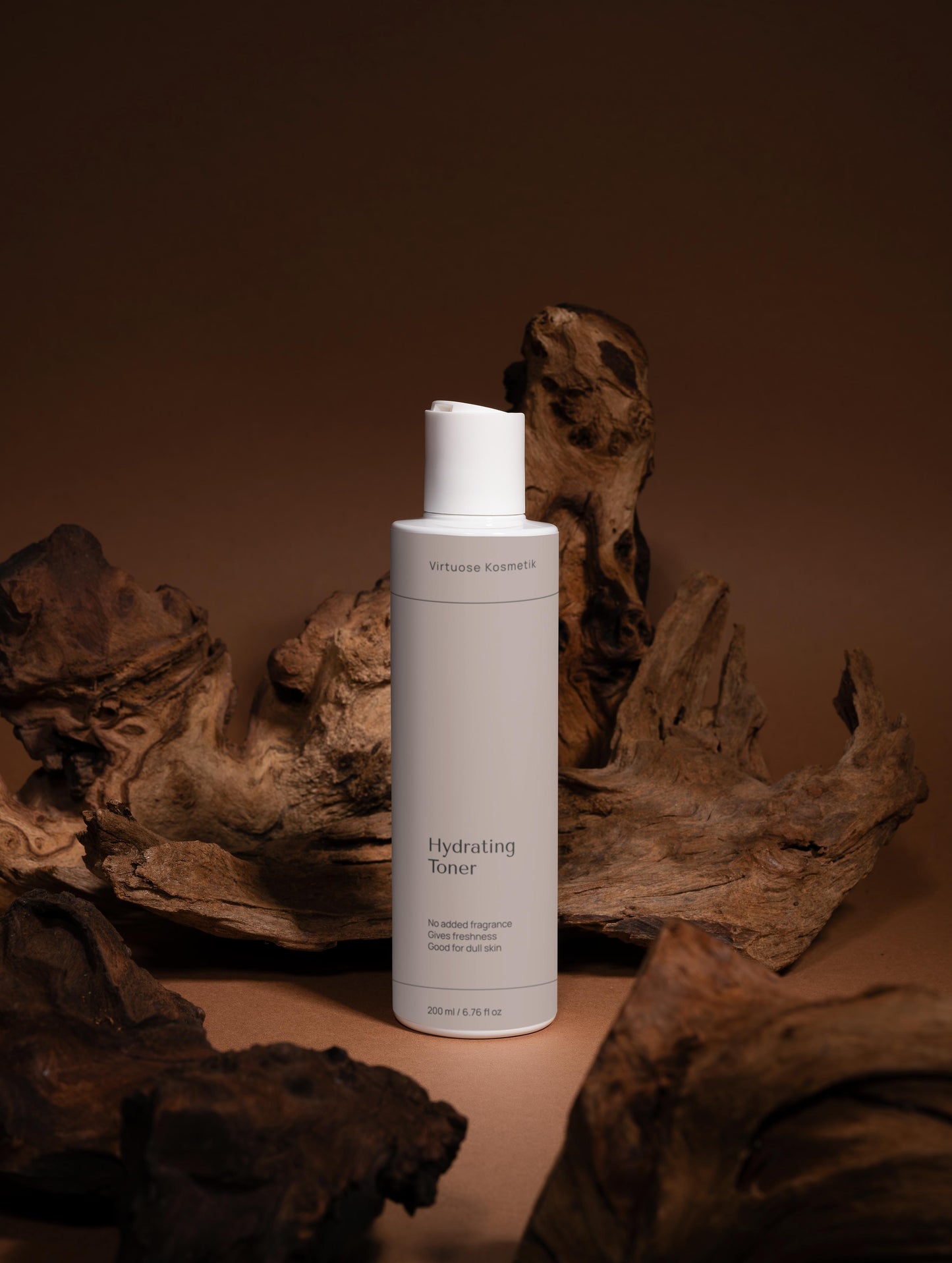 Hydrating Toner Flasche vor braunen Felsen; Rosenwasser, Hyaluronsäure, pH-balanciert.