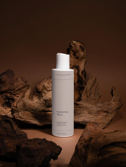 Hydrating Toner Flasche vor braunen Felsen; Rosenwasser, Hyaluronsäure, pH-balanciert.