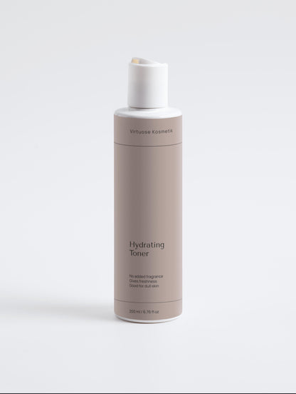 Hydrating Toner Flasche von Virtuose Kosmetik, beigefarbenes Etikett, pH-ausgleichend mit Rosenwasser und Hyaluronsäure.